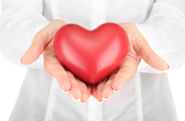 Rood hart in handen van de vrouw, op witte achtergrond close-up — Stockfoto
