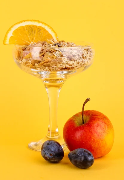 Lungen-Müsli in Vase für Desserts mit Früchten auf gelbem Hintergrund — Stockfoto