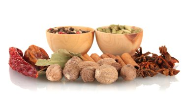 Küçük Hindistan cevizi ve üzerinde beyaz izole diğer baharatlar