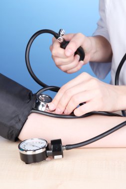 Tansiyon ölçme üzerinde mavi arka plan