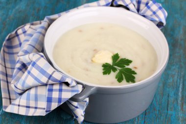 tencerede mavi ahşap masa üzerinde patates püresi