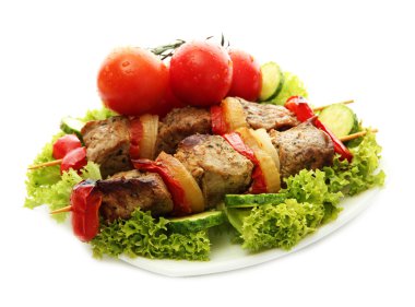 lezzetli ızgara et ve sebze şiş üzerinde beyaz izole plaka üzerinde