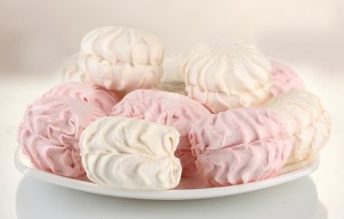 Marshmallow üzerine beyaz izole plaka üzerinde