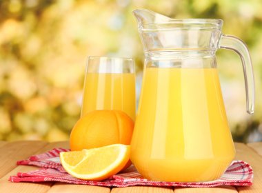 tam cam ve portakal suyu ve portakal ahşap tablo açık sürahi