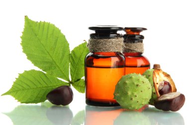 kestane ve üzerinde beyaz izole yaprakları ile ilaç şişeleri