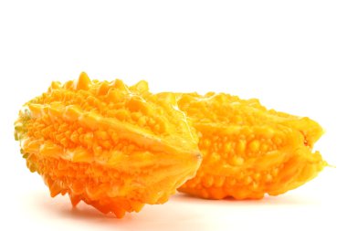 Olgun momordica meyveler, üzerinde beyaz izole