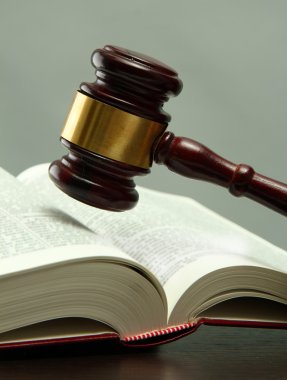 tahta tokmak ve gri arka plan üzerinde ahşap masa kitap