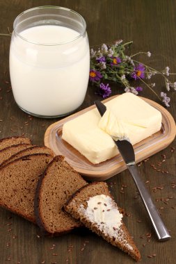 Ahşap kutusunda ekmek ve süt ahşap masa yakın çekim çevrili tereyağı