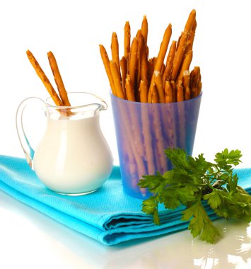 lezzetli kızarmış sopa üzerinde beyaz izole mor plastik kap içinde