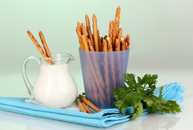 Mor plastik bardak yeşil zemin üzerine lezzetli kızarmış sopa