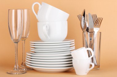 bej renkli arka plan üzerinde beyaz bulaşıkları temizle