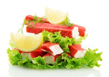 Yengeç sopa üzerinde beyaz izole limon, marul yaprakları üzerinde