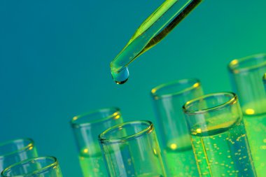 test tüpleri ile mavi zemin üzerine sıvı