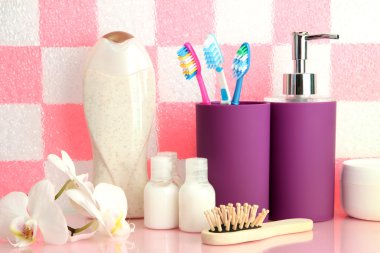 arka plan banyo aksesuarları pembe kutu üzerindeki banyo raf üzerinde duvar