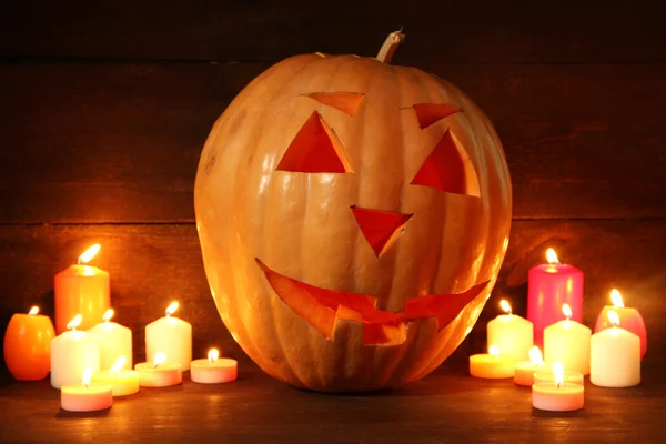 Calabaza y velas de halloween, sobre fondo de madera — Foto de Stock