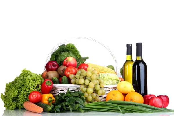 Композиція з овочами та фруктами в плетеному кошику ізольовані на білому — стокове фото