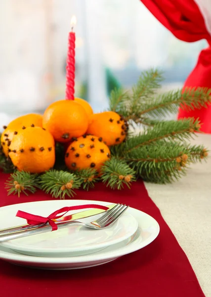 Красива різдвяна обстановка столу з мандаринами і ялинкою, крупним планом — стокове фото