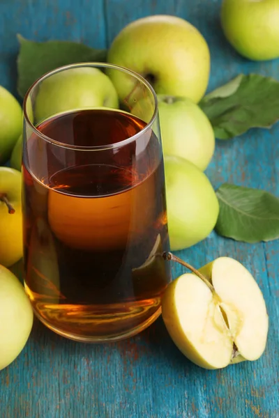 나무 테이블에 주위 사과와 유용한 애플 주스 — 스톡 사진