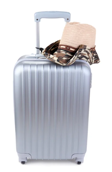 白で隔離される帽子とシルバーのスーツケース — ストック写真
