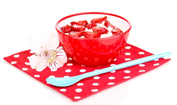 Twaróg w czerwony bowl z pokrojone truskawki na białym tle — Zdjęcie stockowe