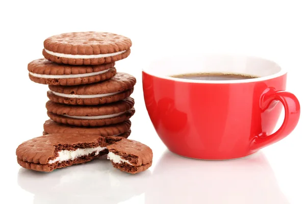 Kremsi katman ve üzerinde beyaz izole kahve fincan çikolata kurabiye — Stok fotoğraf