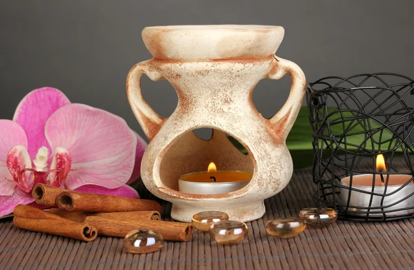 Lampada aromaterapia su sfondo grigio — Foto Stock