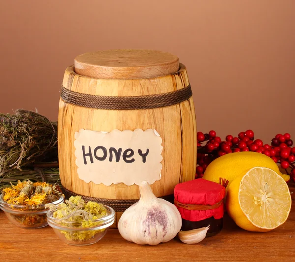 Méz és más természetes gyógymódok a téli füstgáz, fából készült tábla, barna háttér — Stock Fotó