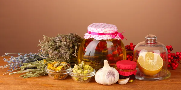 Mel e outros medicina natural para a chaminé de inverno, na mesa de madeira no fundo marrom — Fotografia de Stock