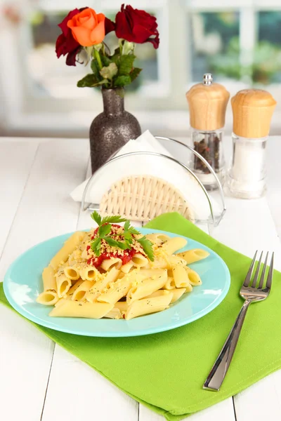 Rigatoni pasta schotel met tomatensaus op witte houten tafel in café — Stockfoto