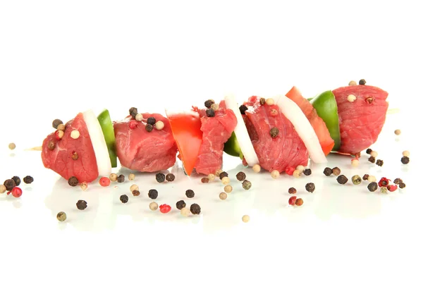 Raw beef meat and vegetables on skewer isolated on white — Stock Photo, Image