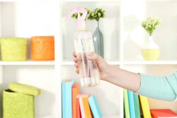 Spray Lufterfrischer in der Hand auf weißen Regalen Hintergrund — Stockfoto