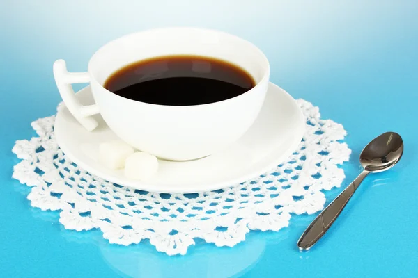 Een kopje sterke koffie op blauwe achtergrond — Stockfoto