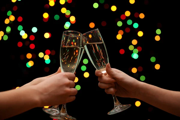Kadın el ile bardak şampanya garland zemin üzerine — Stok fotoğraf