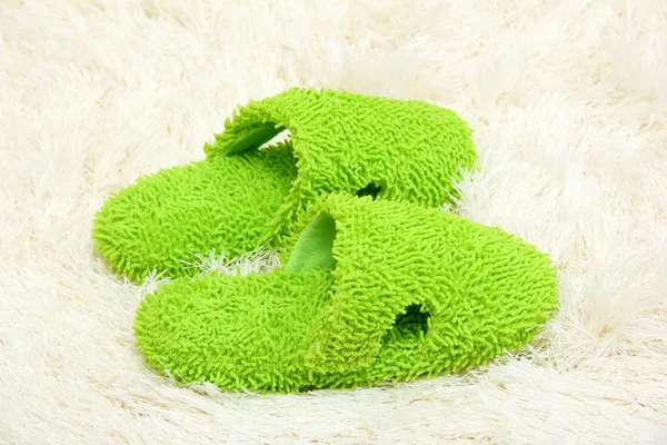 Pantuflas brillantes, sobre fondo de alfombra — Foto de Stock