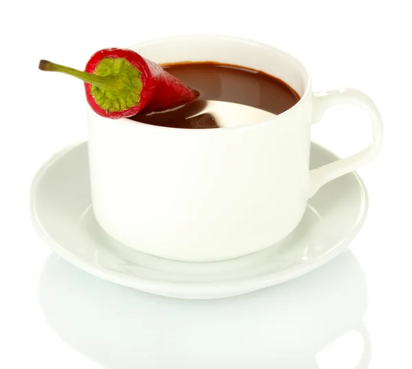 Tazza bianca con cioccolata calda e peperoncino isolato su bianco — Foto Stock