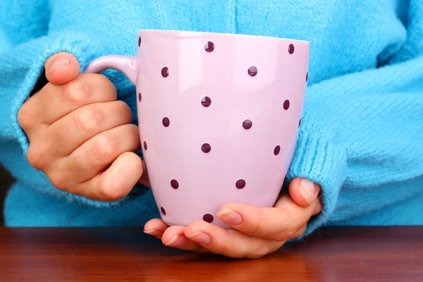 Mani che tengono la tazza di bevanda calda primo piano — Foto Stock