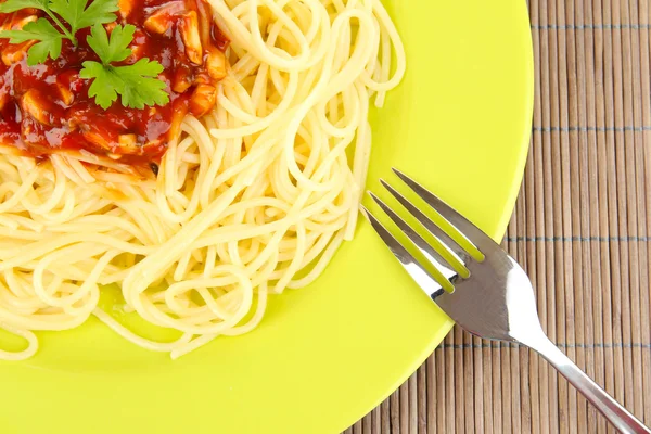 Italian spaghetti in plate on bamboo mat — Stock Photo, Image