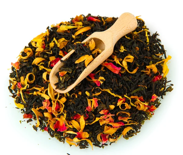 Té seco negro aromático con frutas y pétalos, aislado en blanco — Foto de Stock