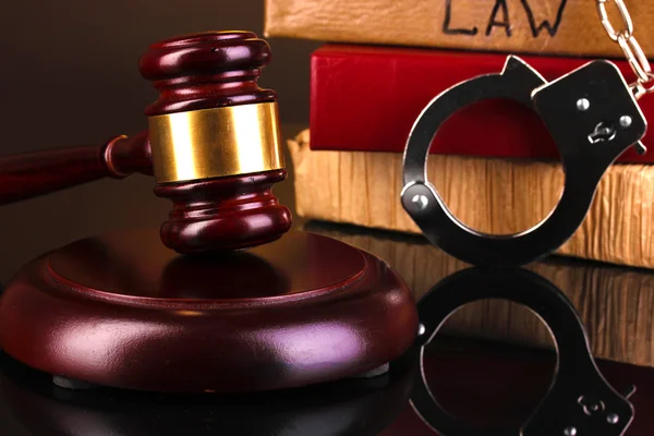 Gavel, handcuffs and books on law isolated on black close-up — Stock Photo, Image