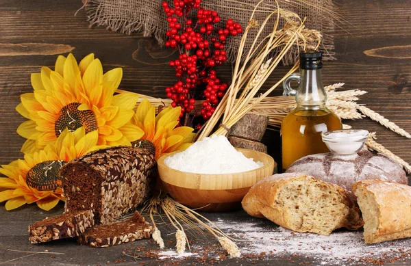 Roggebrood op houten tafel op houten achtergrond — Stockfoto