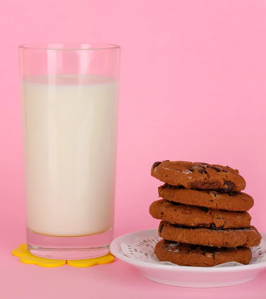 Sklenici čerstvé mléko na růžovém pozadí — Stock fotografie