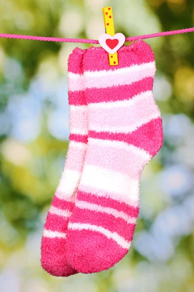 Par de meias listradas penduradas para secar — Fotografia de Stock
