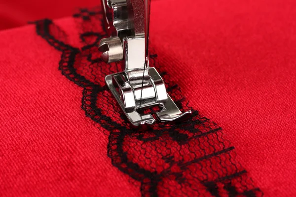 Closeup da máquina de costura parte de trabalho com pano vermelho — Fotografia de Stock