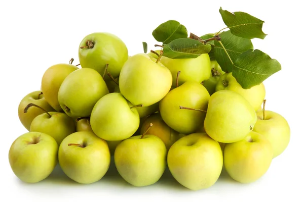 Ζουμερά μήλα με πράσινα φύλλα, που απομονώνονται σε λευκό — Φωτογραφία Αρχείου