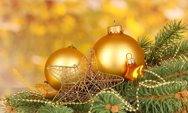Vánoční dekorace na žlutém podkladu — Stock fotografie