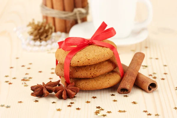 Pliki cookie dla santa: koncepcyjnego obrazu imbir ciasteczka, mleko i Bożego Narodzenia ozdoba na jasnym tle — Zdjęcie stockowe