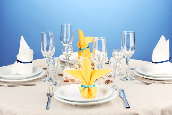 Table setting in white and yellow tones on color background — Stock Photo, Image