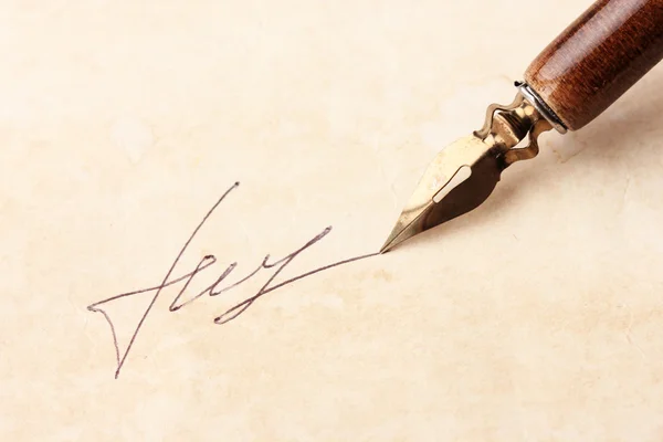 Closeup podpis (padělek, není reálné) a inkoustové pero, na starý papír — Stock fotografie