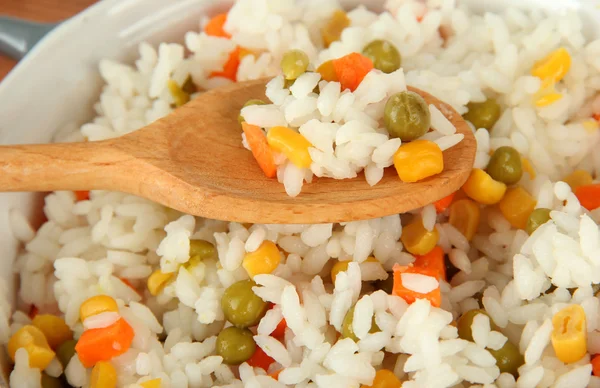 Risotto em panela cinza no fundo de madeira? macro — Fotografia de Stock