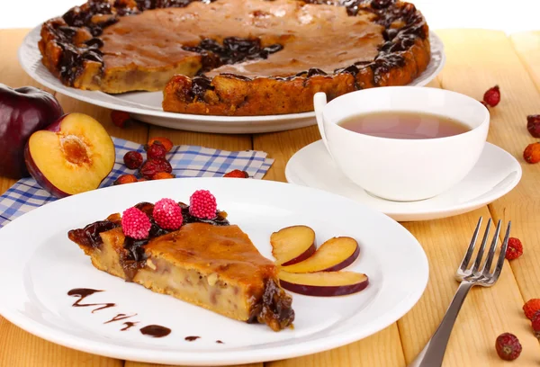 Torta saporita su piatto su tavolo di legno — Foto Stock